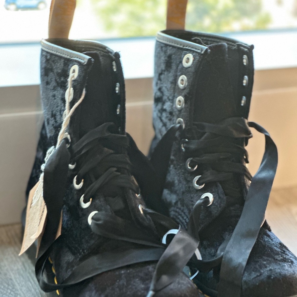 NWT Vegan Crushed Black Velvet Doc Martens with Ribbon Laces 💫🖤 - Picture 4 of 7